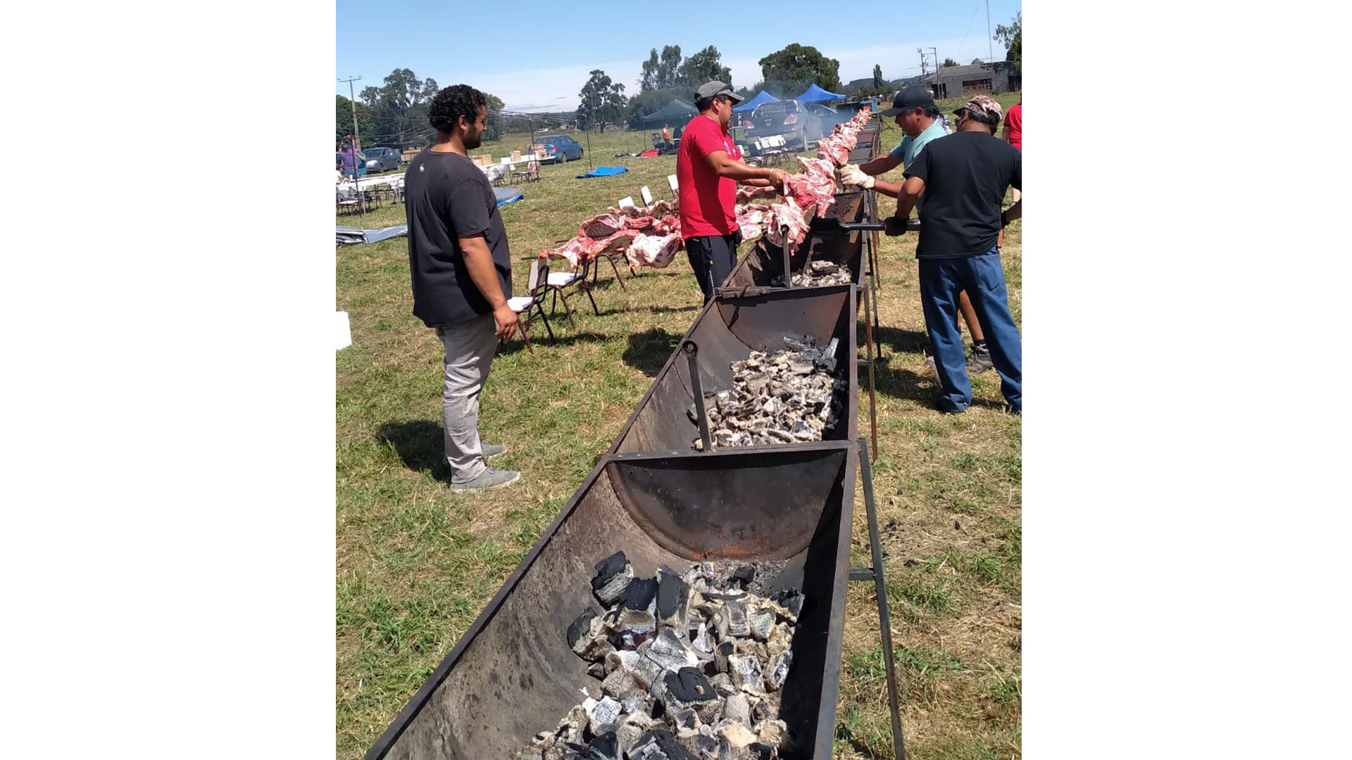 Sumérgete en el disfrute pleno: una celebración bajo el sol, suculentas parrilladas y danzas llenas de entusiasmo que nos transportaron a un universo de felicidad familiar