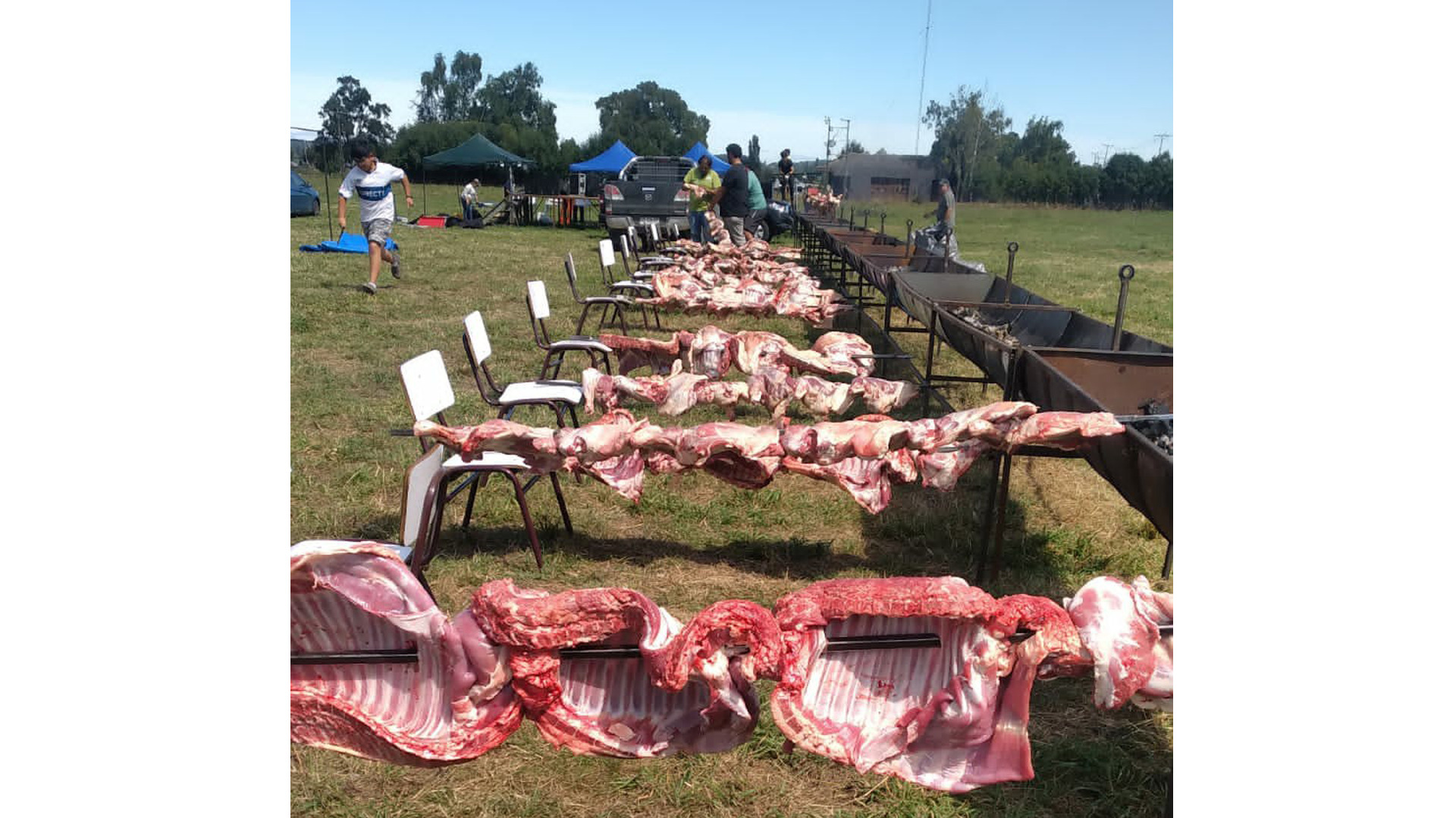 Celebremos la existencia en una fiesta al aire libre: delicias culinarias a la parrilla, melodías que nos hacen mover el cuerpo y momentos de pura euforia en familia