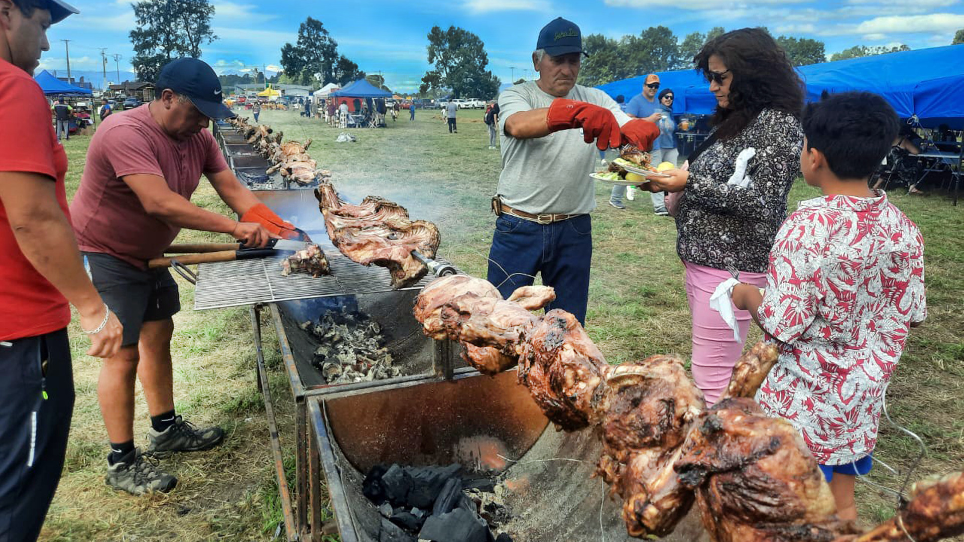 Una explosión de diversión sin límites: una festividad al aire libre con asados irresistibles, danzas animadas y felicidad desbordante en cada abrazo familiar