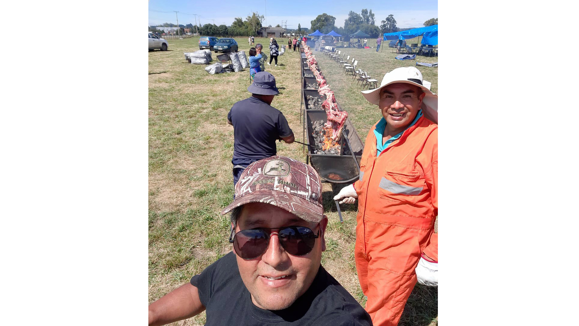 Una fiesta cargada de momentos únicos: disfruta de las tentadoras carnes a la parrilla, baila con energía desbordante y vive la conexión especial que solo la familia puede brinda